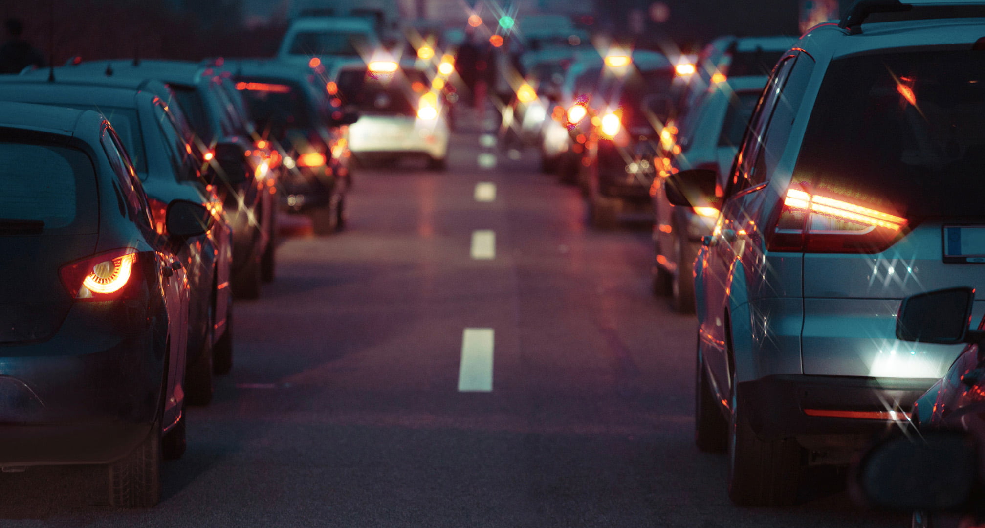 Ακτίνες φωτός που διατρέχουν το κέντρο των πίσω φώτων αυτοκινήτου που απεικονίζουν αστιγματισμό τη νύχτα (αριστερά). Καθαρά πίσω φώτα του αυτοκινήτου τη νύχτα που φαίνονται με κανονικό μάτι (δεξιά)
