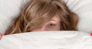 Τι θα συμβεί αν κοιμηθούμε με τους φακούς;