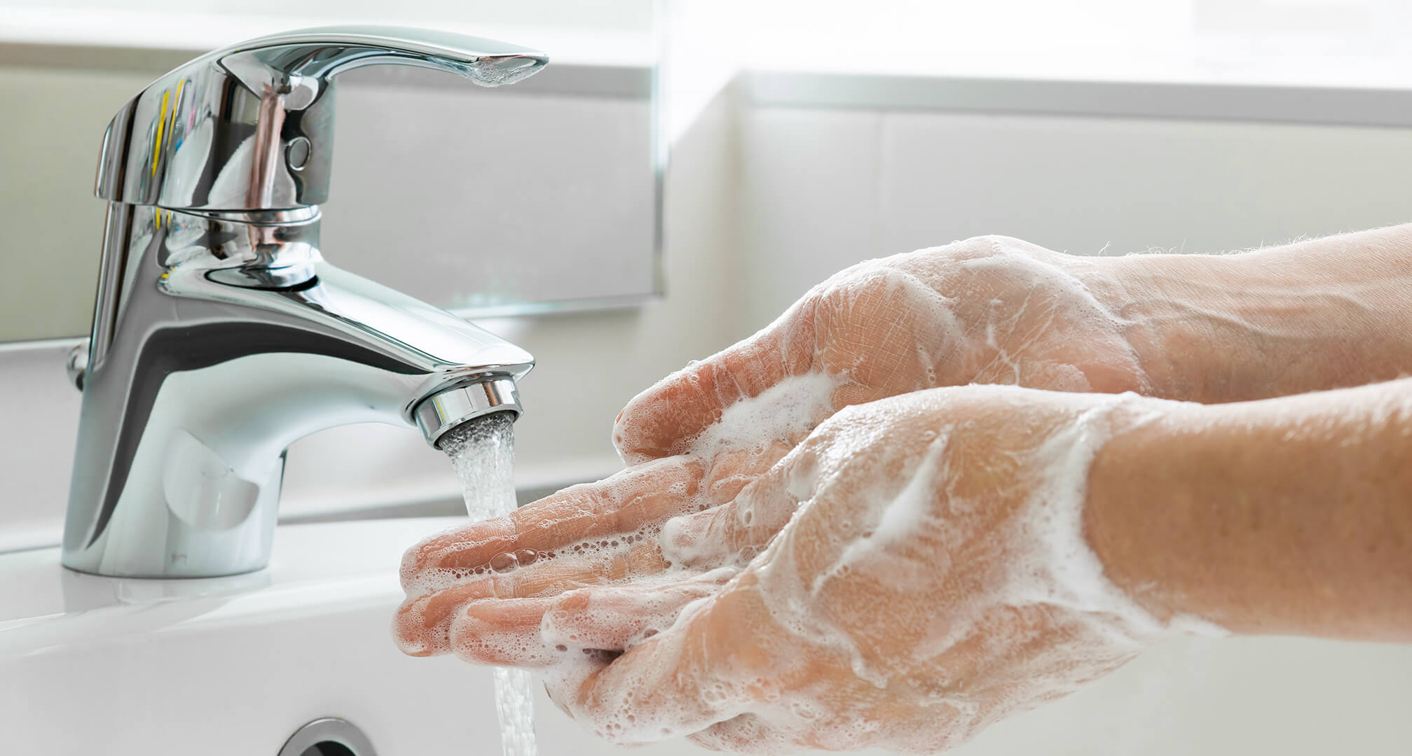 πλύσιμο χεριών με σαπούνι στη βρύση του νεροχύτη