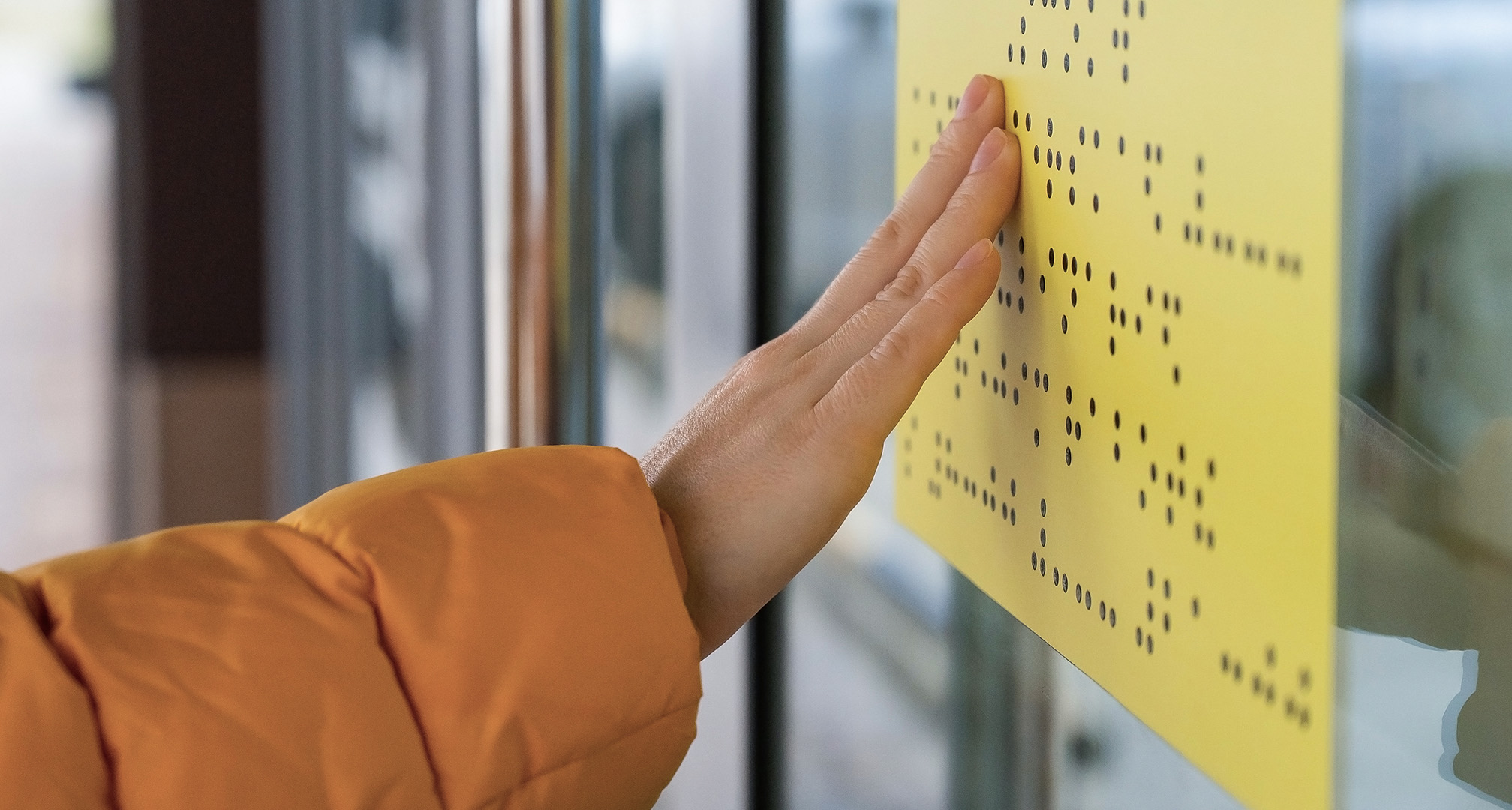 διαβάζοντας κώδικα braille