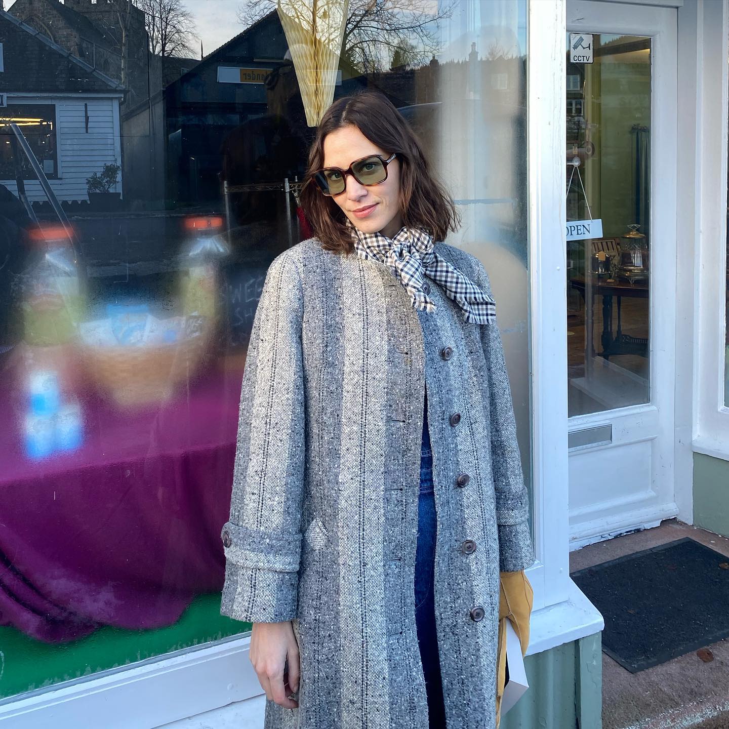 Η Alexa Chung φορώντας μπλε παλτό και γυαλιά ηλίου σε στυλ '70s