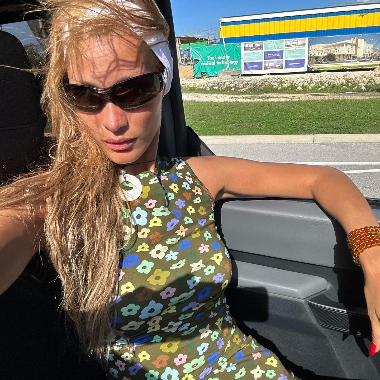 Η Bella Hadid με αθλητικά γυαλιά ηλίου οδηγώντας αυτοκίνητο