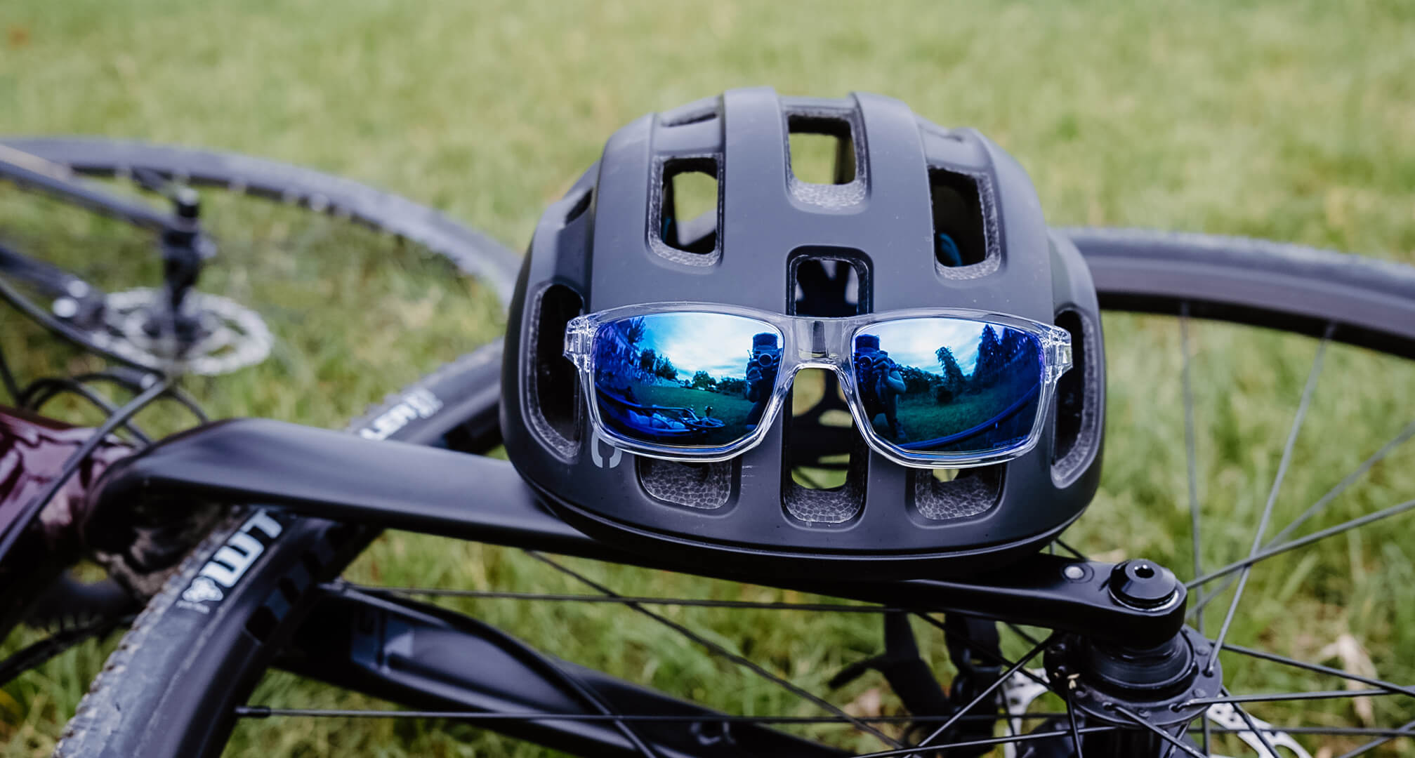 γυαλιά ηλίου με μπλέ καθρέφτη πάνω σε κράνος ποδηλάτου με ποδήλατο