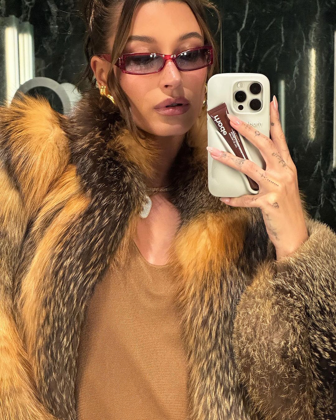 Η Hailey Bieber βγάζει φωτογραφία στον καθρέφτη φορώντας γυαλιά ηλίου
