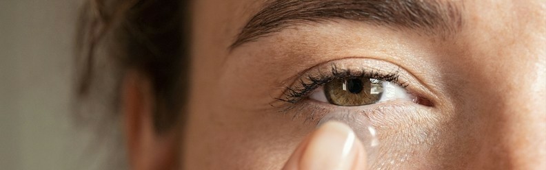 Πώς να αφαιρέσετε έναν κολλημένο φακό από το μάτι σας